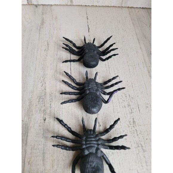 Rubber tarantula green purple spider Halloween decor set - Picture 7 of 7